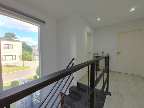 Apto Credito - Casa De Categoría En Venta En Los Olivares