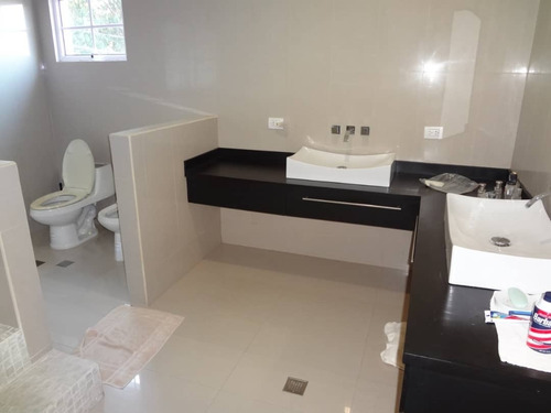 Imagen 10 de 15 de Casa En Venta En Los Guayabitos - Caracas 1730 Metros De Terreno. Negocible