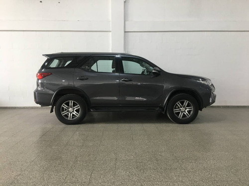 Imagen 8 de 12 de Toyota 2017 Hilux Sw4 Tdi Sr 5as Mt L/16