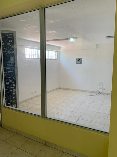 Imagen 2 de 8 de En Plaza Comercial Se Alquila Local En El Millón Alquiler