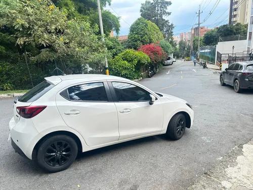 Mazda 2 Skyactive Blanco Perlado