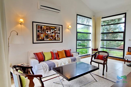 En Alquiler!! Moderna Casa Ubicada A 1 Cuadra Del Mar, Con Vista Parcial Desde El Dormitorio Principal.