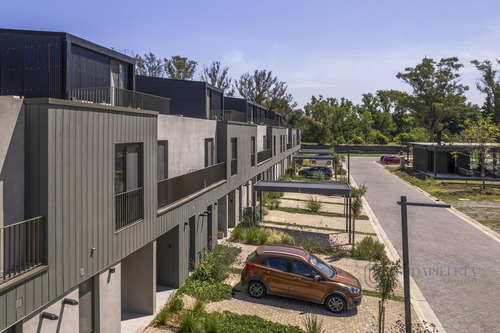 Townhouse En Venta De 3 Ambientes Con Galeria Y Jardin Privado En Oliden Joven