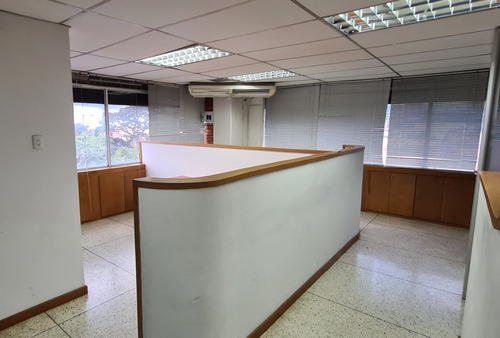 Imagen 2 de 8 de Local Oficina 5 Puestos De Trabajo