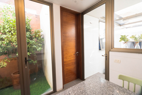 Luminosa Casa En Seguro Condominio, No Perimetral