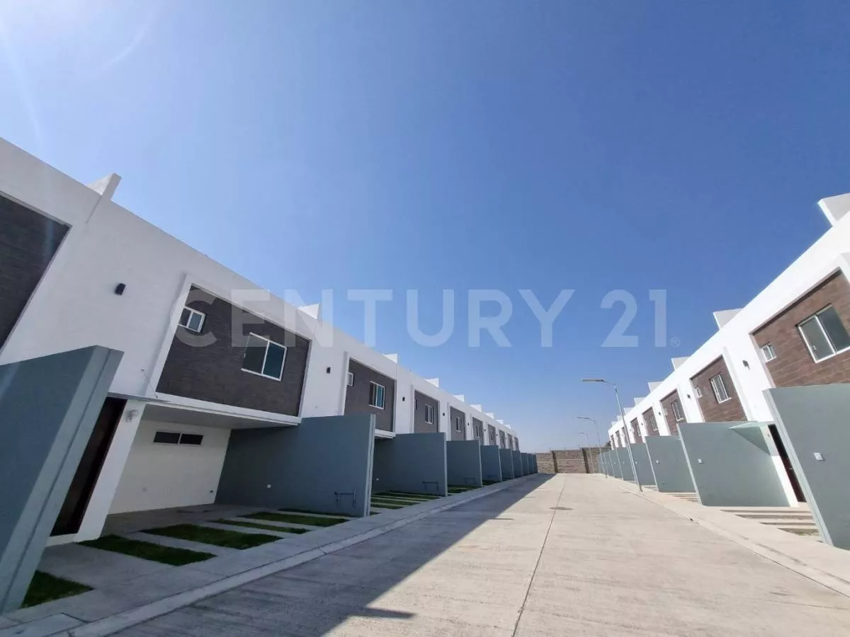 Casas En Venta En Zona Los Héroes En Fracc. Alcatraces Sobre Periférico Y La 14!