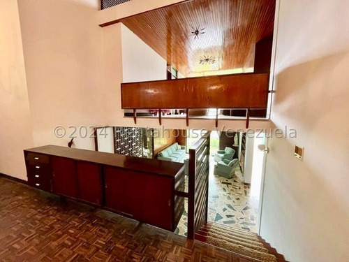 Casa Original De Frutos Vivas De Los Anos 60 En Venta En Colinas De Bello Monte 24-18460