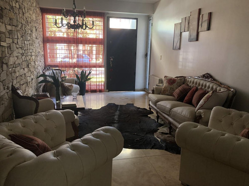 Imagen 16 de 30 de Casa En Venta - 5 Ambientes Con Piscina - Zona Residencial En Castelar Centro