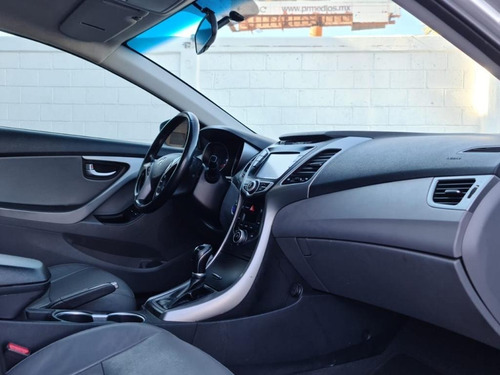 Hyundai Elantra Limited Navi Aut 1.8l V4 145 Hp Plata 2016