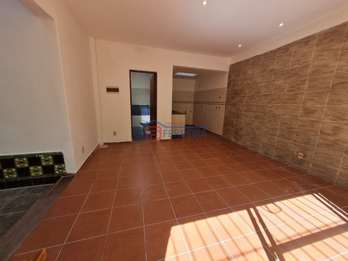 Vende Casa 3 Dormitorios, Patio Con Parrillero Y Garaje
