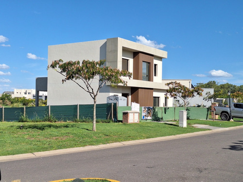 Casa En Venta Con Pileta Santa Elena