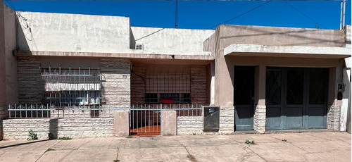 Casa En Venta - 3 Dormitorios 1 Baño - Cochera - 239mts2 - San Nicolás De Los Arroyos