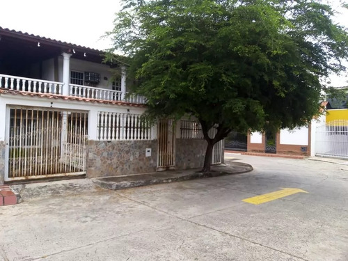 Gm - Venta Hermosa Y Cómoda Casa, 4 Hab, 3 Baños, 2 Est. Ubicada En Esquina, Dentro De Una Las Mejores Urbanizaciones De La Zona, Vigilancia Privada - Colinas De Betania - Charallave