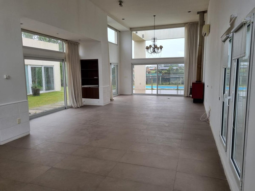 Imagen 6 de 30 de Altos De La Tahona , Casa De 300 M2 Y 1150 M2 De Terreno, 4 Dormitorios, Piscina, Minimalista !!