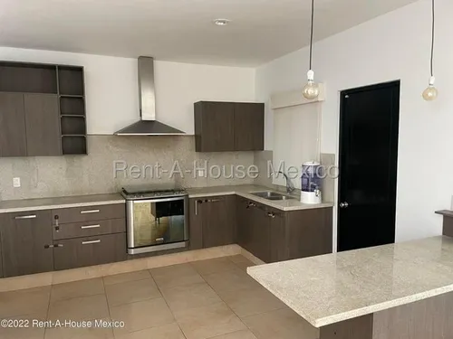Casa Con Cuarto De Servicio, 4 Recámaras, Área De Tv. Cumbres Del Lago - Venta Rah2204