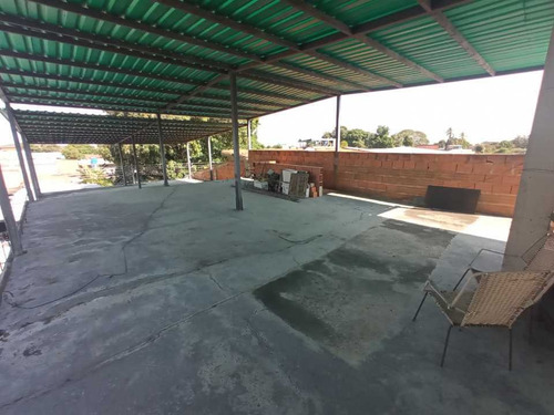 Imagen 29 de 30 de Casa De Tres Plantas Con Excelente Ubicación En La Coromoto.