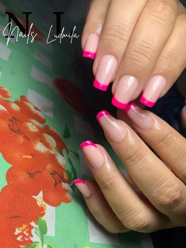 Realizó Uñas Acrílicas
