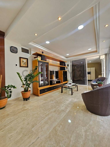 Casa En Venta Los Castores Totalmente Remodelada, Amoblada Acabados De Lujo.
