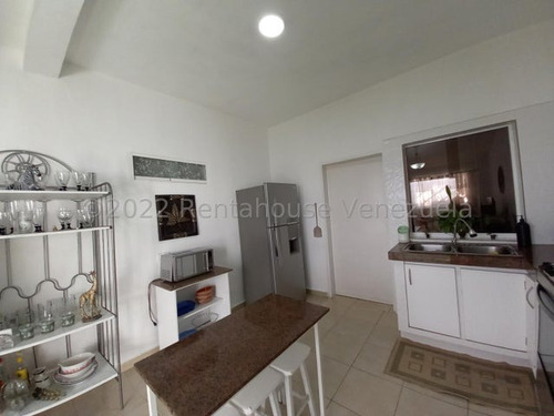 Edgar Centeno, Profesional Inmobiliario Vende Townhouse En Urbanizacion Monte Carmelo San Diego #22-15843