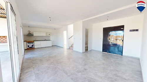 Venta De Casa 4 Ambientes En Barrio Laguna Azul