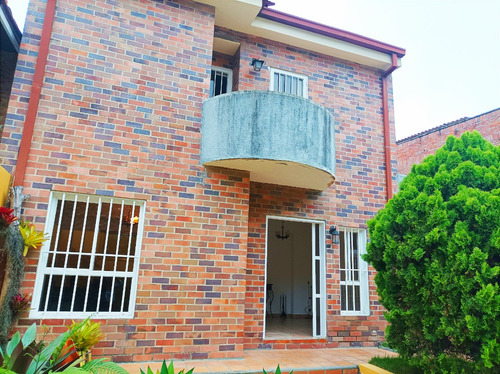 En Venta Casa De 2 Plantas Precio De Oportunidad, Cocina Concepto Abierto, Calle Cerrada, Urbanización Alto Hatillo. Ln