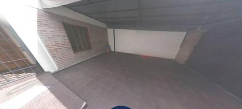 Imagen 2 de 11 de Casa De Tres Dormitorios · Lote De 400 M²· Cochera, Pileta Y Jardín