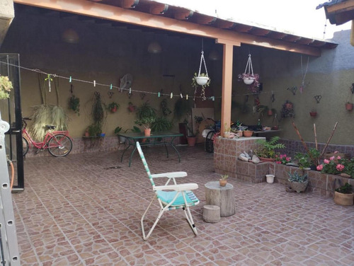 Casa En Venta - 4 Dormitorios 2 Baños - Cochera - 240mts2 - Tunuyán