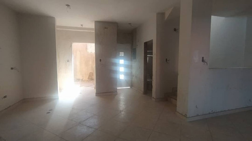 Imagen 10 de 15 de Century 21 Vende Excelente Townhouse