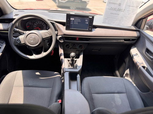 Toyota Yaris 4p Sedán Base L4/1.5 Man
