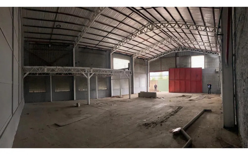 Arriendo Bodega De 325 M² En El Salto, Recoleta.
