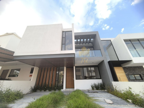 Casa De Autor En Zibata En Venta O Renta Con Recámara En Planta Baja O Estudio