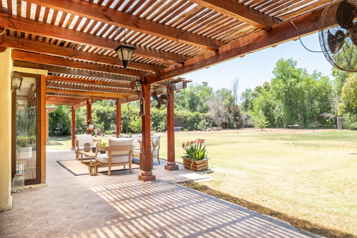 Vive Seguro En Chicureo: Casa Chilena En Condominio Central