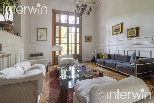 Casa De 8 Amb., Con Piscina Y 3 Cocheras. Belgrano - Venta