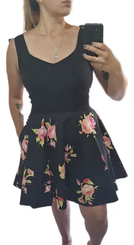 Vestido negro con falda floreada sale