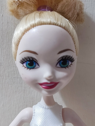 Muñeca Ever After High Apple White, Bailarina Ballet Mattel. (Usado)