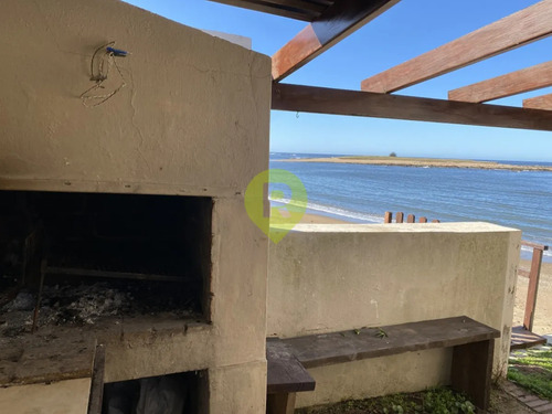 Ubicada Frente Al Mar En La Bahía Chica, Y A Pocas Cuadras De La Avenida Principal De La Paloma.