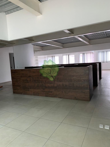Oficina En Renta En Arboledas, Sobre Calz. De Los Jinetes