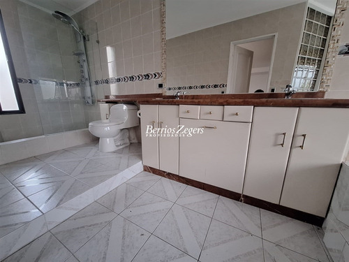 Casa En Arriendo De 5 Dorm. En Las Condes