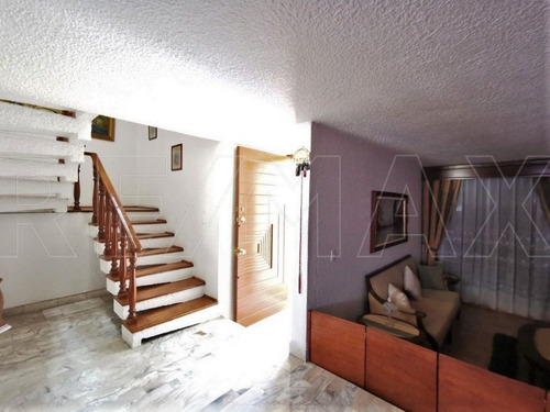 Casa De 215m2t / 347m2c / 4r / 3.5b / 1a / Vigilancia