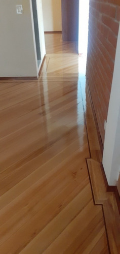 Imagen 4 de 10 de Instalacion De Piso De Madera Piso Flotante Pulida Sin Polvo