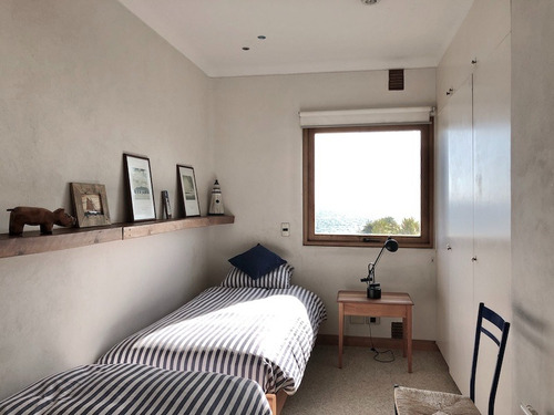 Sólida Casa En Venta En Primera Línea De Zapallar