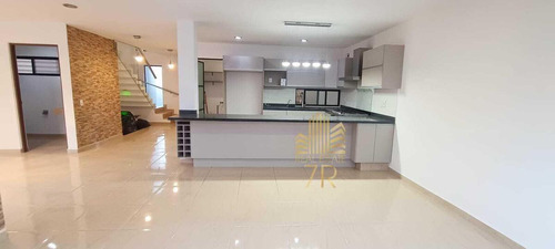 Casa En Venta En Condesa Juriquilla, Con Recámara En Pb Y Ro