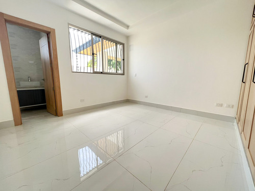 Exclusiva Casa Con Piscina En El Proyecto Cerrado Llanos Gurabo