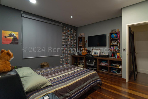 Espectacular Casa Completamente Remodelada En Venta Ubicada En La Lagunita Country Club 25-17423