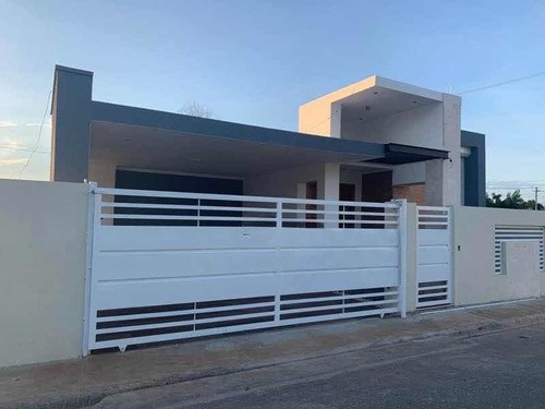 Casa En Venta En El Residencial Los Lirios, La Romana