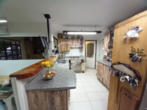 Casa En Venta De 5 Dorm. En La Florida