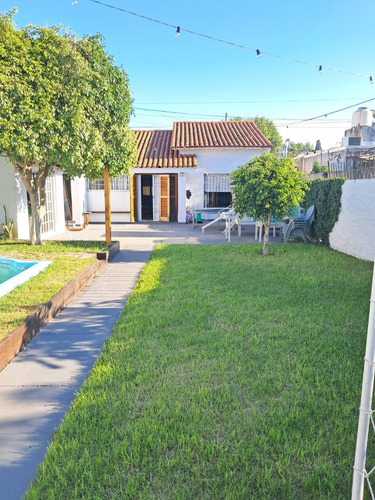 Casa A Metros De Hipolito Yrigoyen Con Pileta Y Fdo!!!