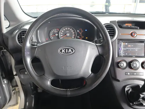 Kia Carens RONDO LX 2.0 MT 4X2 7PSJ