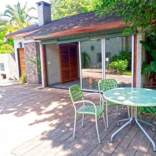 Chalet De Dos Plantas. Excelente Ubicación.