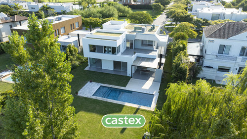 Casa A La Venta En El Golf. Nordelta.